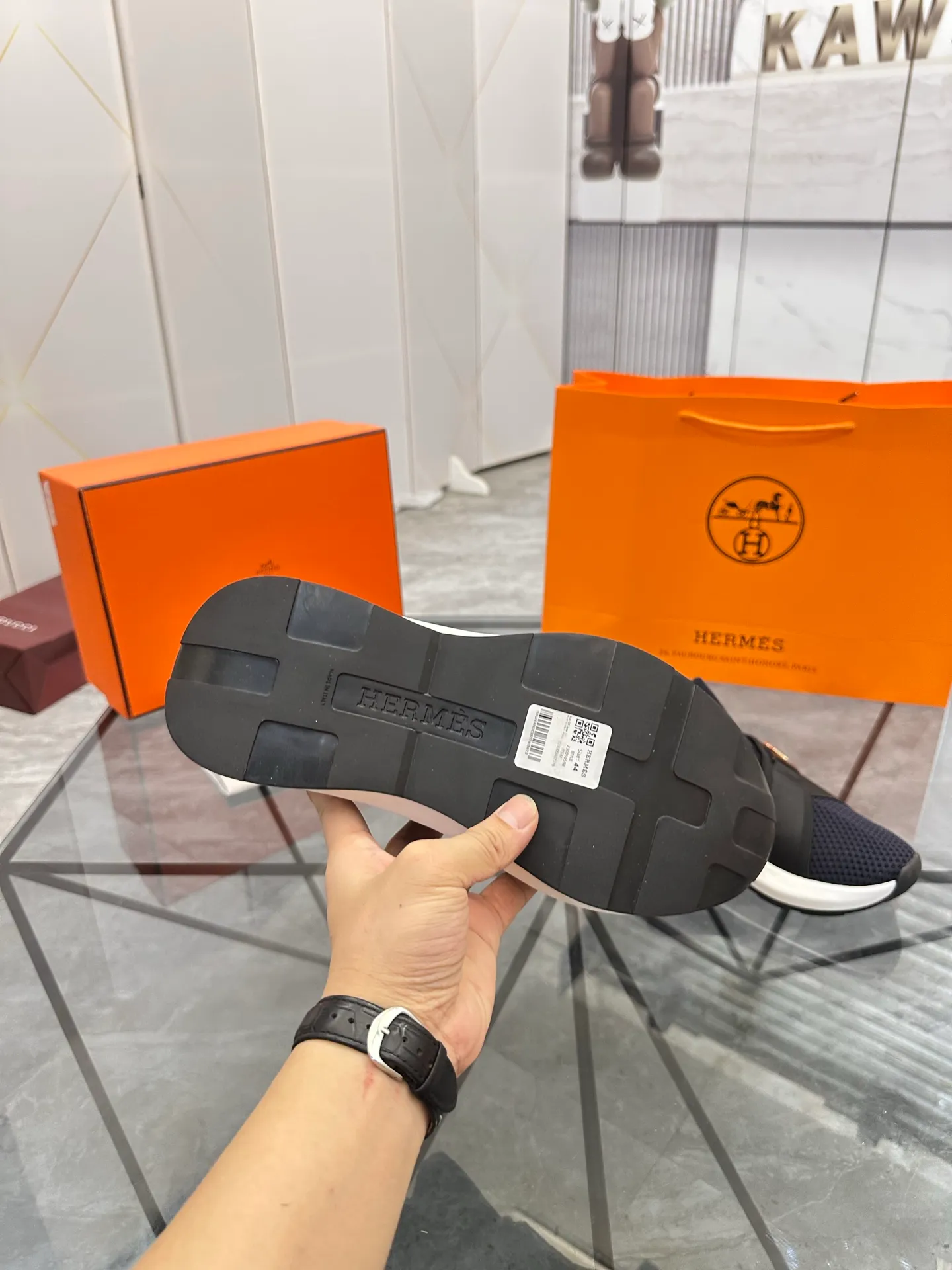 Selling men's shoes 💰: 💰P600¥ High-end top quality Product trademark: Hermes * "Hermès*" low-cut casual shoes Regular size: 38-45 (can be customized to 46) Product materials: upper imported from the counter original fly weave, breathable lining, cowhide foot pads, original outsole. No.: 001